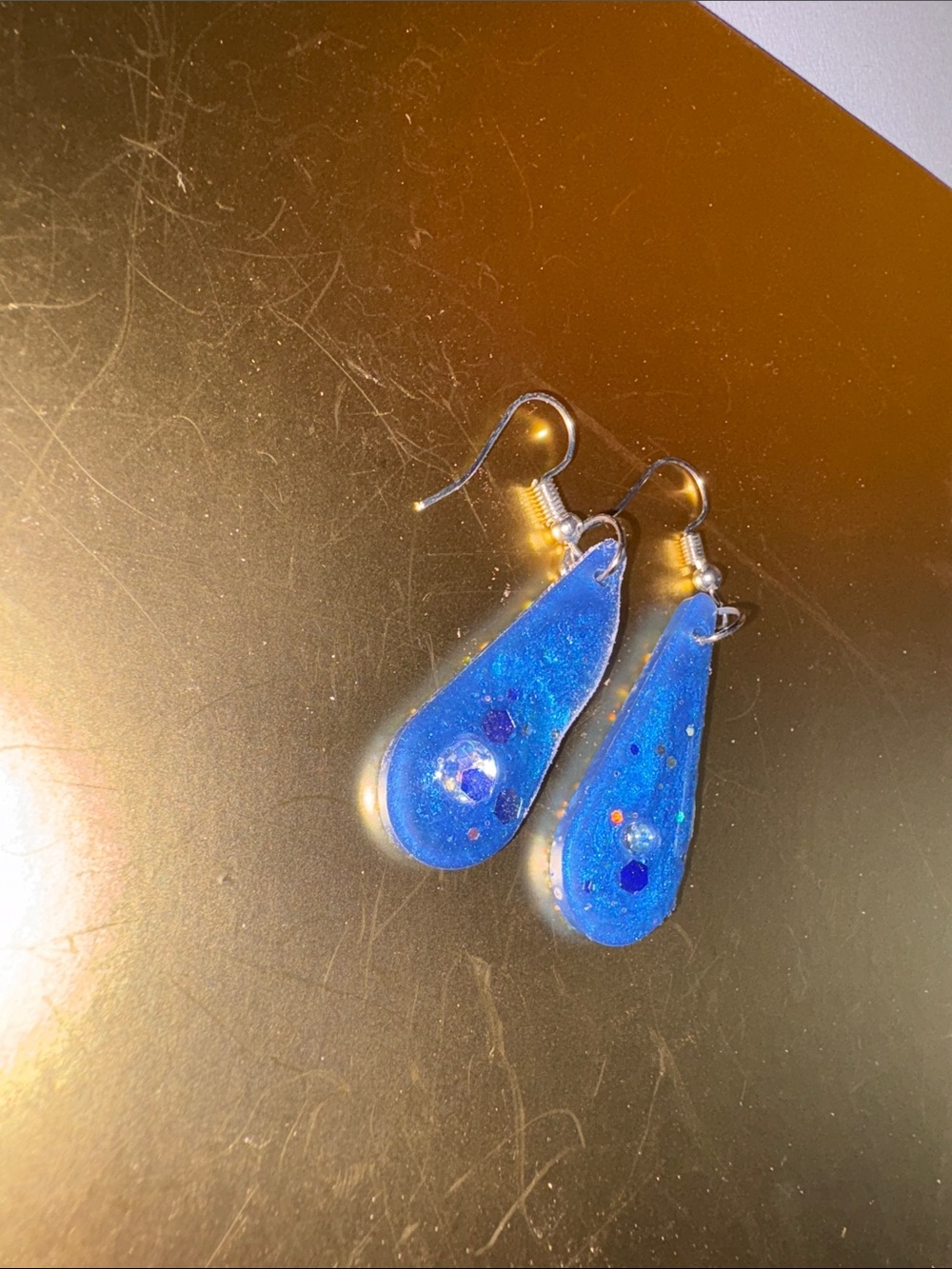 Emmy’s Creations Hand Crafted Blue Teardrop Resin Dangle Earrings - Picture 2 of 2